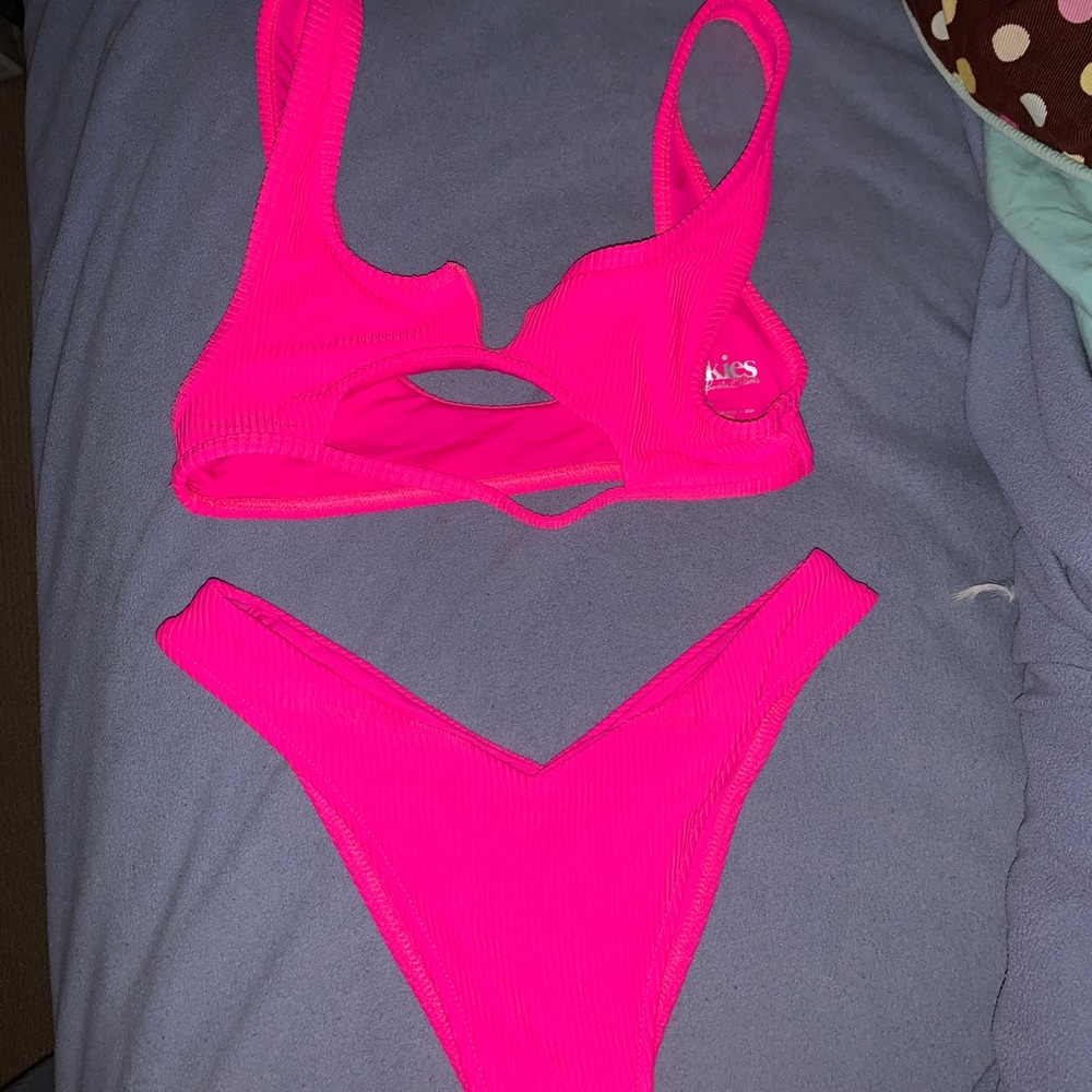 Frankie’s Bikinis Cole top x Enzo bottom